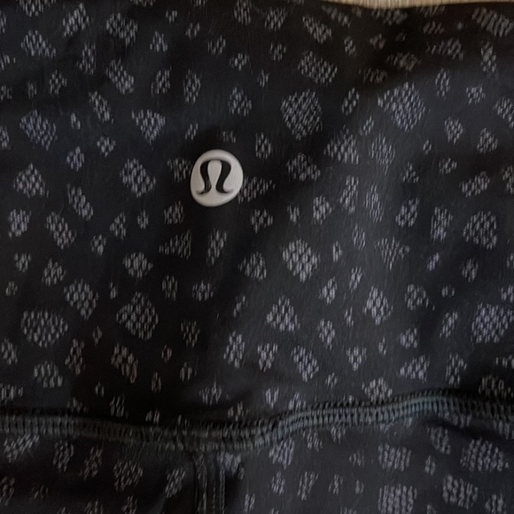 VGUC Lululemon black leggings with white detailing - Picture 5 of 6